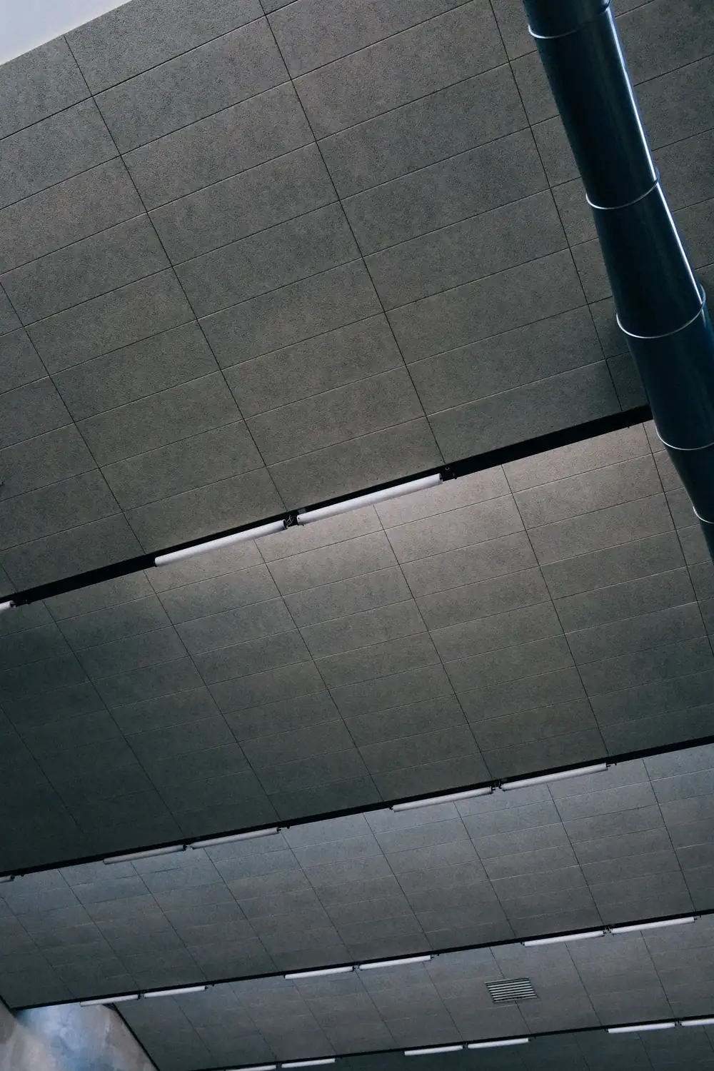 Cielo técnico con ventilación en un edificio contemporáneo.